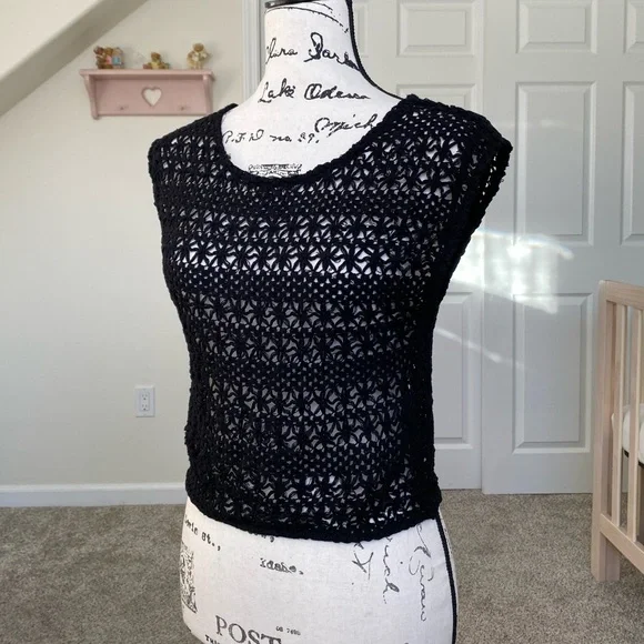 Vintage black crochet sleeveless crop top - Picture 4 of 4